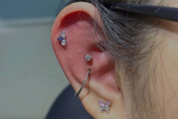 Ảnh các bạn nữ xỏ sụn tại TinyBox - 11/2024