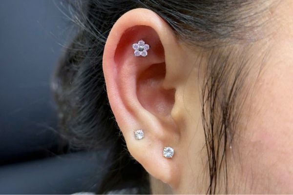 Ảnh các bạn nữ xỏ sụn tại TinyBox - 11/2024