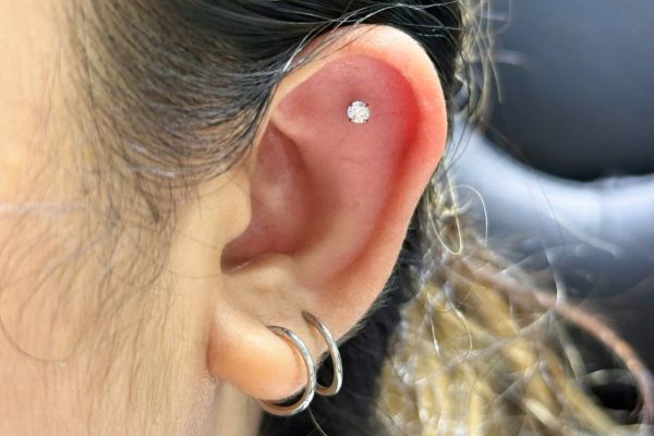 Ảnh các bạn nữ xỏ sụn tại TinyBox - 11/2024