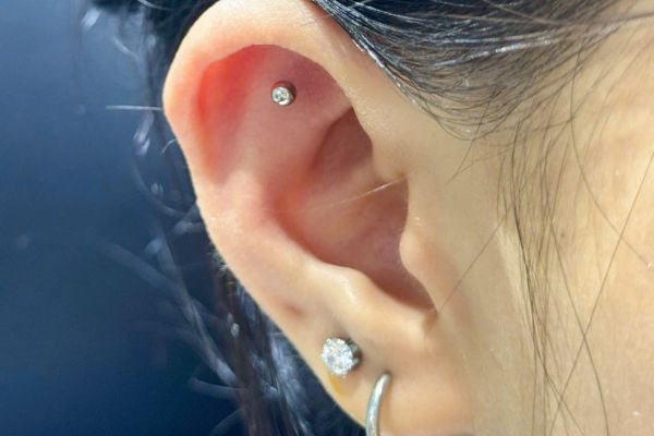 Ảnh các bạn nữ xỏ sụn tại TinyBox - 11/2024