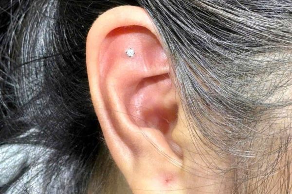 Ảnh các bạn nữ xỏ sụn tại TinyBox - 11/2024