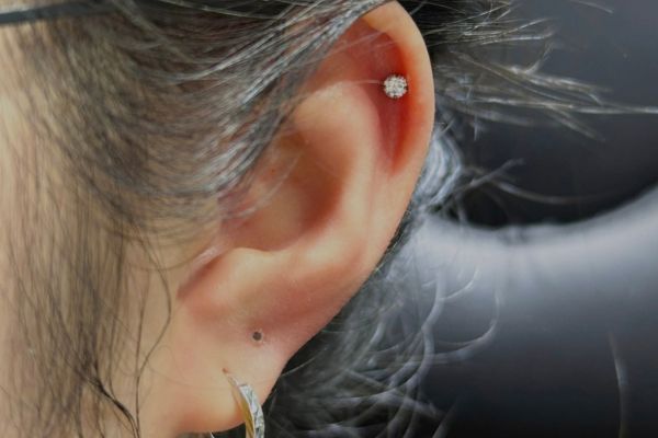 Ảnh các bạn nữ xỏ sụn tại TinyBox - 11/2024