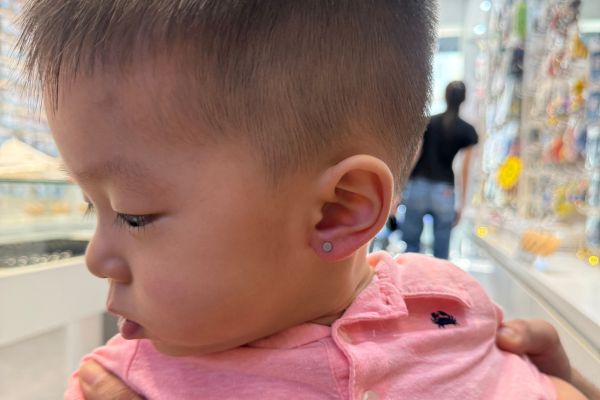 Ảnh em bé xỏ khuyên tai mới nhất 3/2024 tại TinyBox