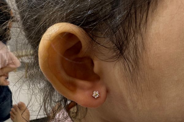 Ảnh em bé xỏ khuyên tai mới nhất 3/2024 tại TinyBox