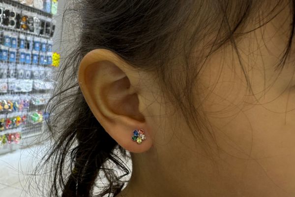 Ảnh em bé xỏ khuyên tai mới nhất 3/2024 tại TinyBox