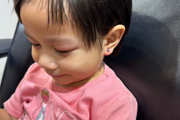 Ảnh em bé xỏ khuyên tai mới nhất 3/2024 tại TinyBox