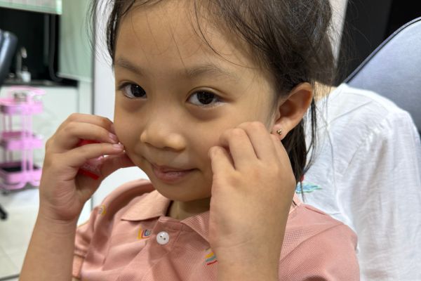 Ảnh em bé xỏ khuyên tai mới nhất 3/2024 tại TinyBox