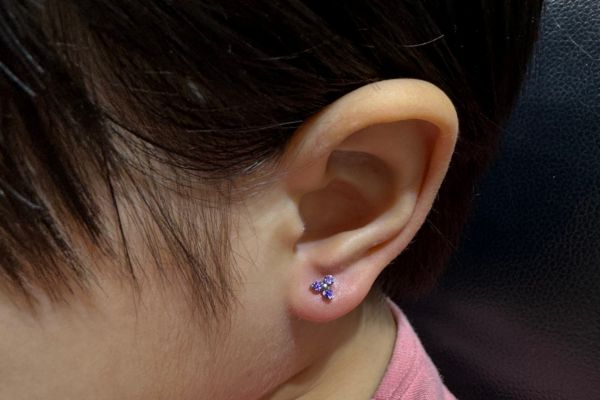 Ảnh em bé xỏ khuyên tai mới nhất 3/2024 tại TinyBox