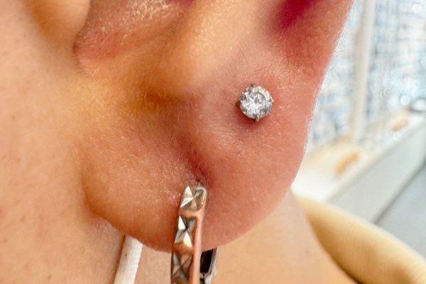 Ảnh nam xỏ thịt tai - Vị trí được ưa chuộng nhất 1/2024