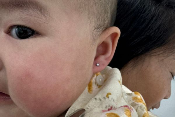 Ảnh trẻ em xỏ khuyên tai