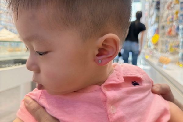 Ảnh trẻ em xỏ khuyên tai