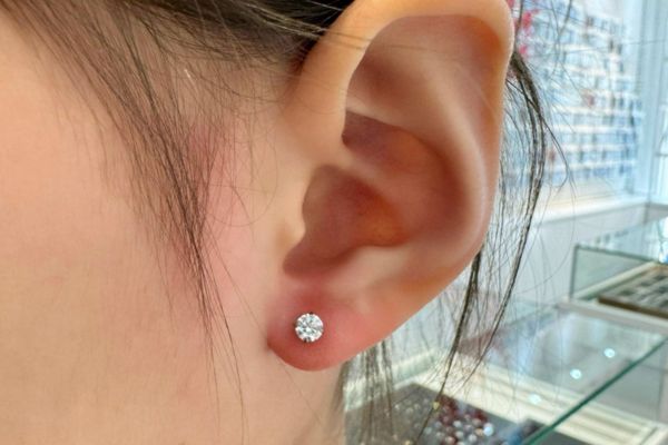 Ảnh trẻ em xỏ khuyên tai