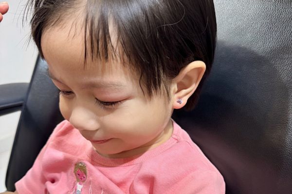 Ảnh trẻ em xỏ khuyên tai