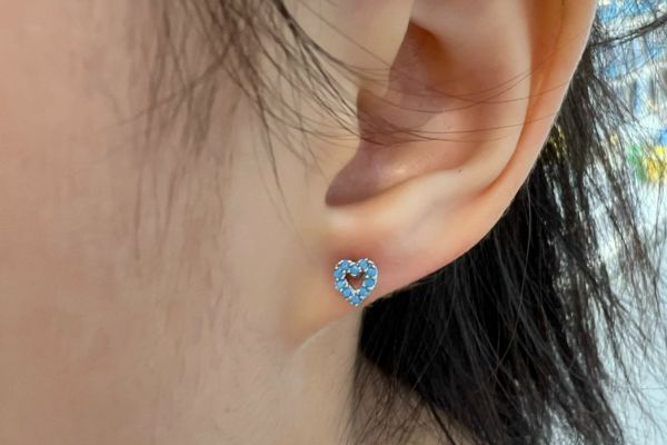 Ảnh trẻ em xỏ khuyên tai