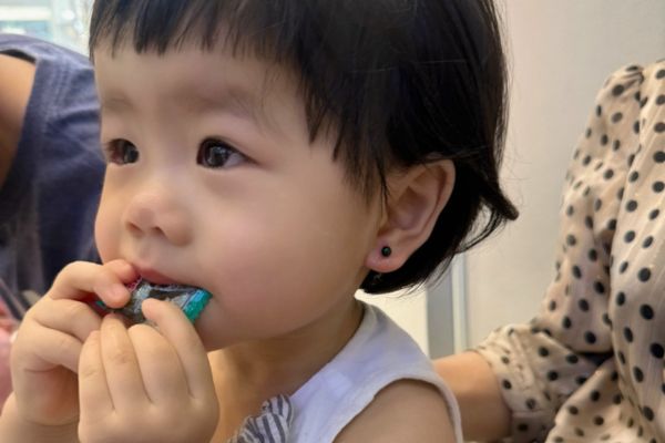 Ảnh trẻ em xỏ khuyên tai