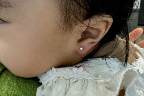 Ảnh trẻ em xỏ khuyên tai