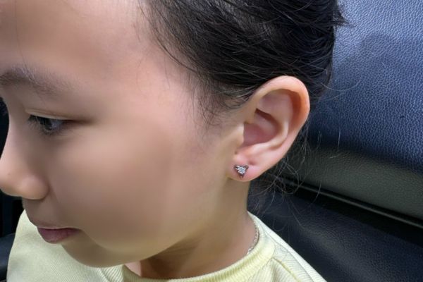 Ảnh trẻ em xỏ khuyên tai