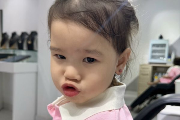 Ảnh trẻ em xỏ khuyên tai