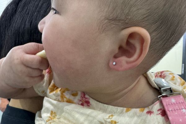 Ảnh trẻ em xỏ khuyên tai