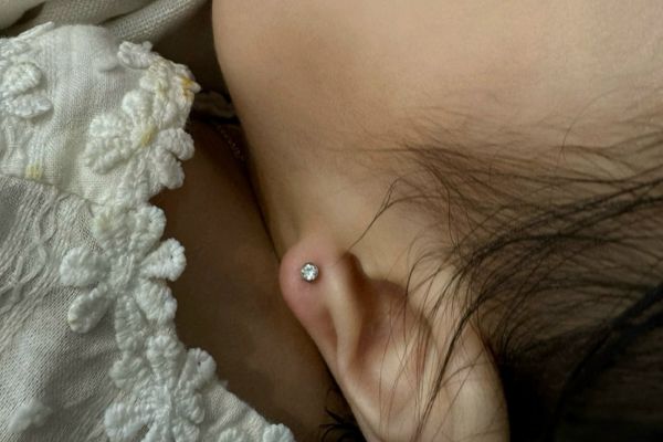 Ảnh trẻ em xỏ khuyên tai