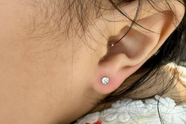 Ảnh trẻ em xỏ khuyên tai