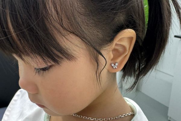 Ảnh trẻ em xỏ khuyên tai
