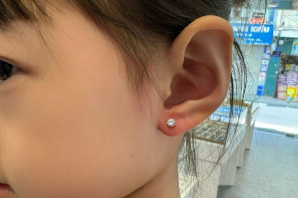 Ảnh trẻ em xỏ khuyên tai