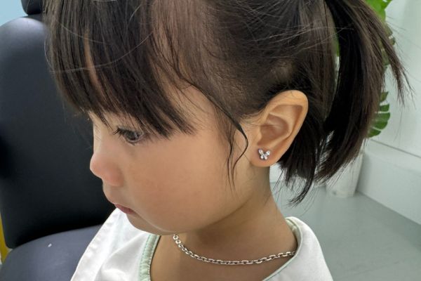 Ảnh trẻ em xỏ khuyên tai