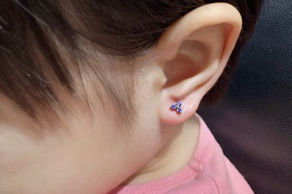 Ảnh trẻ em xỏ khuyên tai