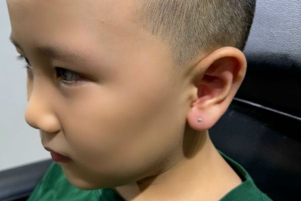 Ảnh trẻ em xỏ khuyên tai