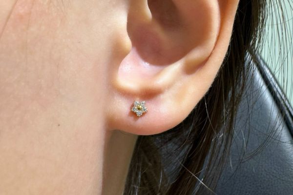 Ảnh trẻ em xỏ khuyên tai