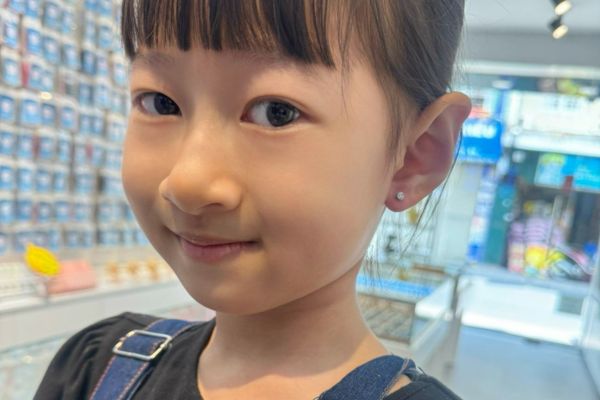 Ảnh trẻ em xỏ khuyên tai