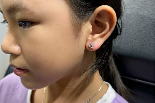 Ảnh trẻ em xỏ khuyên tai