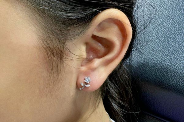 Ảnh trẻ em xỏ khuyên tai