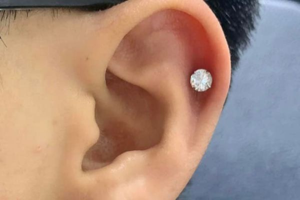 Ảnh xỏ Helix của các bạn nam và nữ tại TinyBox - 11/2024