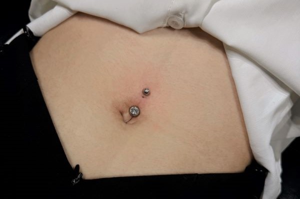Ảnh xỏ khuyên rốn đẹp tại TinyBox 2/2024