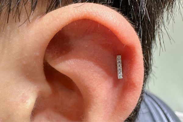 Ảnh xỏ khuyên sụn tai cho nam tại TinyBox - 9/2023