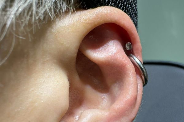 Ảnh xỏ khuyên sụn tai cho nam tại TinyBox - 9/2023