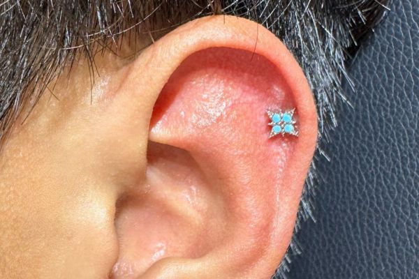 Ảnh xỏ khuyên sụn tai cho nam tại TinyBox - 9/2023