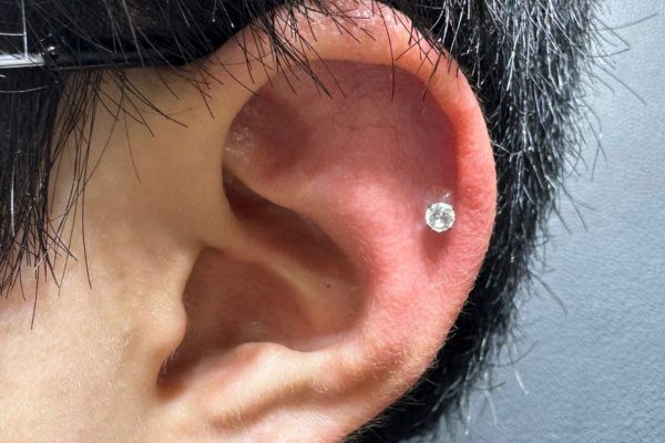 Ảnh xỏ khuyên sụn tai cho nam tại TinyBox - 9/2023