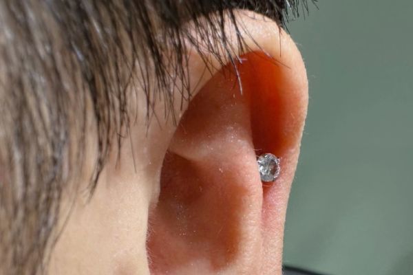 Ảnh xỏ khuyên sụn tai cho nam tại TinyBox - 9/2023