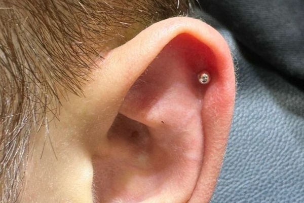 Ảnh xỏ khuyên sụn tai cho nam tại TinyBox - 9/2023