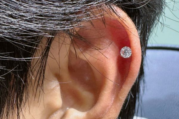 Ảnh xỏ khuyên sụn tai cho nam tại TinyBox - 9/2023