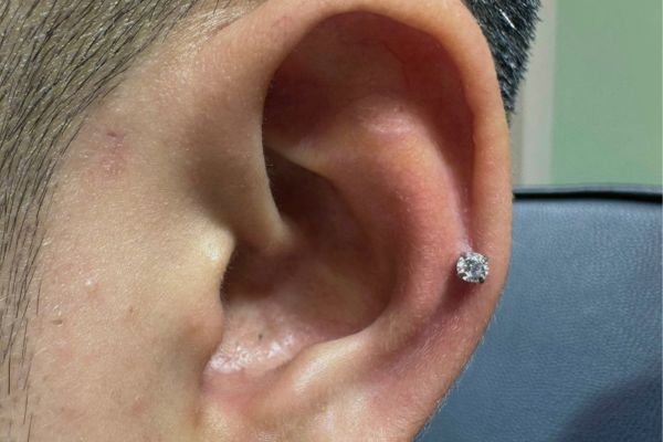 Ảnh xỏ khuyên sụn tai cho nam tại TinyBox - 9/2023