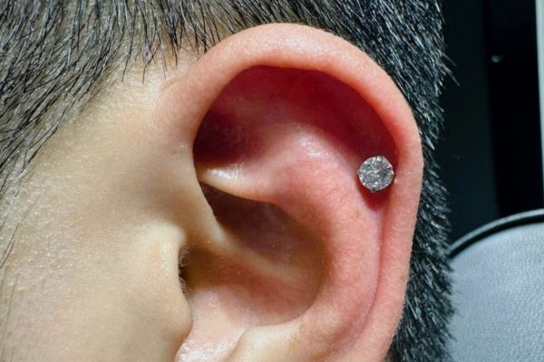 Ảnh xỏ khuyên sụn tai cho nam tại TinyBox - 9/2023