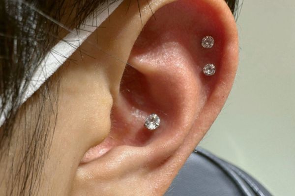 Ảnh xỏ khuyên sụn tai cho nam tại TinyBox - 9/2023