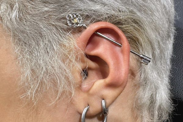 Ảnh xỏ khuyên sụn tai cho nam tại TinyBox - 9/2023