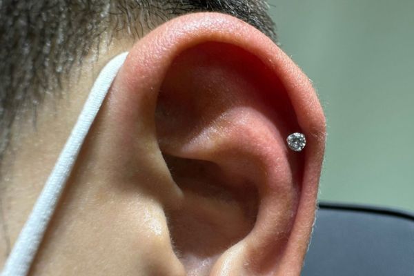 Ảnh xỏ khuyên sụn tai cho nam tại TinyBox - 9/2023