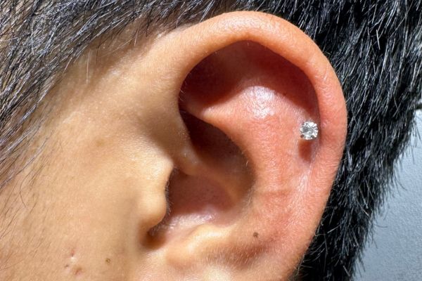 Ảnh xỏ khuyên sụn tai cho nam tại TinyBox - 9/2023