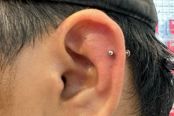 Ảnh xỏ khuyên sụn tai cho nam tại TinyBox - 9/2023